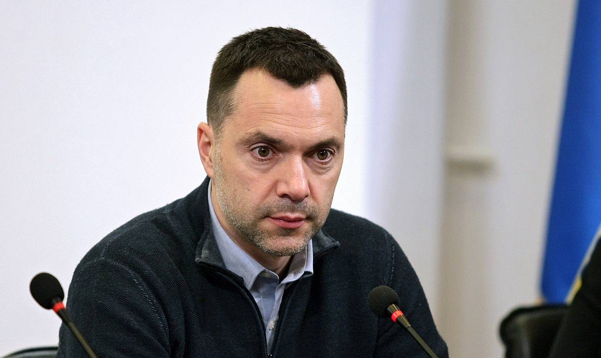 Арестович решил развестись с женой после 10 лет брака