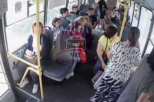 На видео попал момент обстрела автобуса с пассажирами в Красноярске