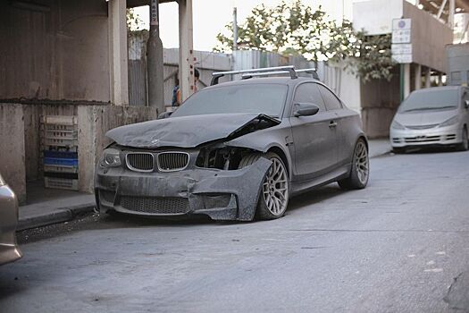 Кто-то разбил и бросил редкий BMW 1M Coupe прямо на улице