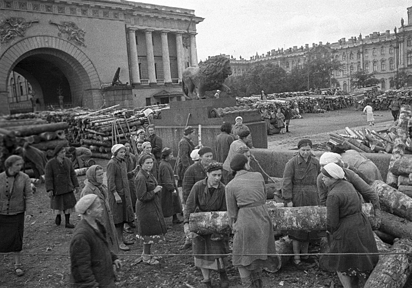 Гражданское население блокадного Ленинграда сооружает укрепления на улицах города, 1941 год
