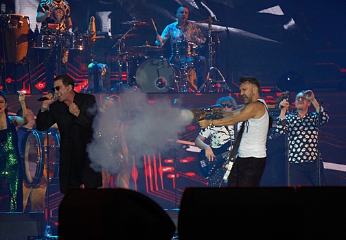 Сергей Шнуров сжег Москву на концерте в Дубае