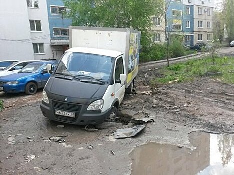 В Солнечном «ГАЗель» оказалась заложницей закрытого покрышкой провала