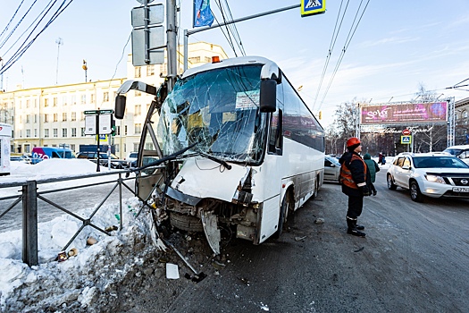Попавший в ДТП автобус с детьми ехал в лагерь под Новосибирском на новогодний праздник