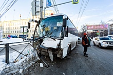 Попавший в ДТП автобус с детьми ехал в лагерь под Новосибирском на новогодний праздник