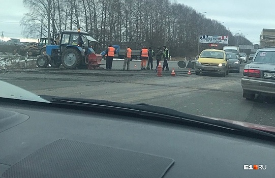 На Полевском тракте убрали половину шумовых полос, чтобы избавиться от пробок