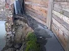 В Дагестане на частный дом обрушилась дорога, которую не могут отремонтировать третий год