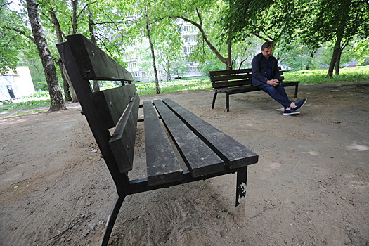 Владимир Шапкин поддержал инициативу по установке скамеек во дворе дома в Балашихе