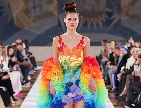 Платья-бабочки, все цвета радуги и ода 1960-м: как прошел показ Yanina Couture в Париже