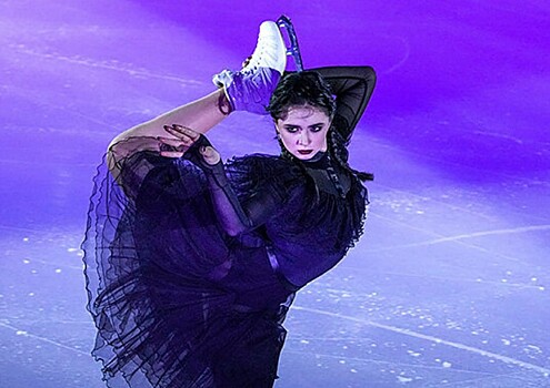 Валиева вышла на лёд в образе танцующей Уэнсдей