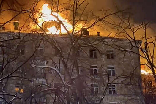 МЧС: два вертолета Ка-32 тушат пожар жилого шестиэтажного дома на севере Москвы