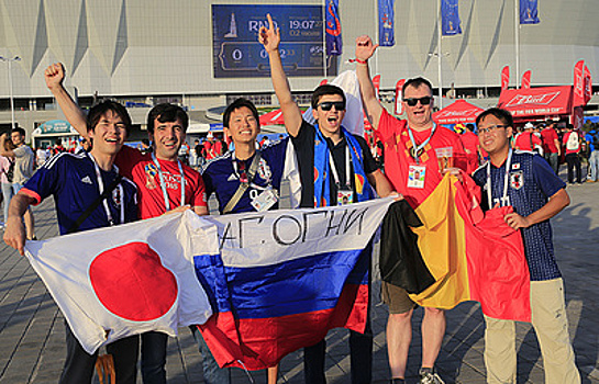 Болельщики из Японии и Бельгии пели "Катюшу" и ели борщ перед игрой ЧМ в Ростове