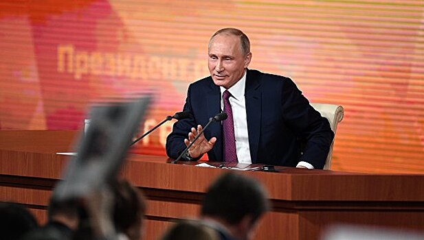 Журналистка получила автограф Путина для нефтяников из Югры