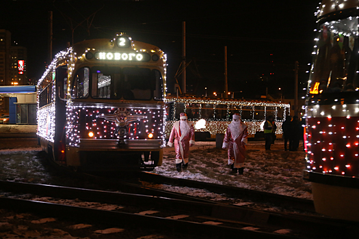 По маршрутам Нижнего Новгорода в течение месяца будут курсировать новогодние ретро-трамваи