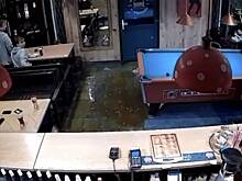 В Подмосковье предприниматель в знак правосудия залил фекалиями салон красоты и два бара