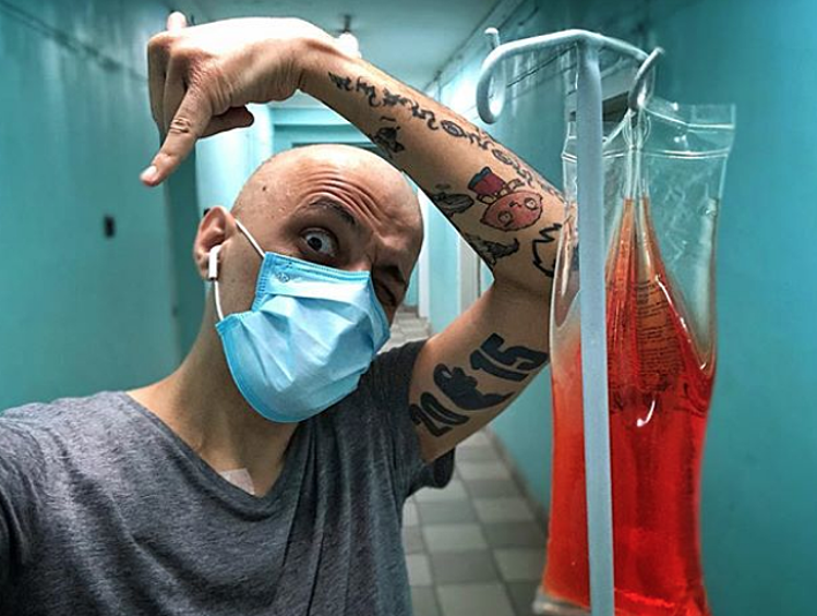 Актер Эдуард Мацаберидзе продолжает делиться с поклонниками рассказами о лечении рака. Мацаберидзе рассказал своим подписчикам в Instagram, что шестая "химия" подарила ему много нового. "Например, повышенное давление, с которым я ранее не был знаком, ощущения, будто ударили по голове и зачем-то засунули палец в жопу", — разоткровенничался артист