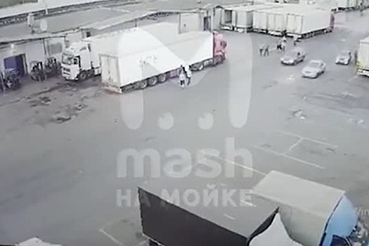 Смертельное ДТП на петербургской овощебазе попало на видео