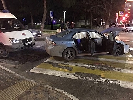 В Анапе столкнулись иномарка и машина «Яндекс.Такси»