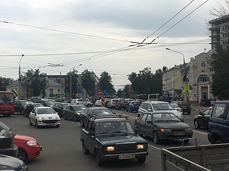 Октябрьская площадь встала в бешеную пробку