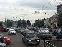 Октябрьская площадь встала в бешеную пробку