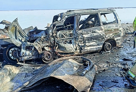 Подробности массовой аварии на омской трассе: число погибших выросло до 7 человек, от машин осталась груда ...