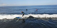 Лови волну: на острове Кунашир открыли бесплатную школу серфинга для детей