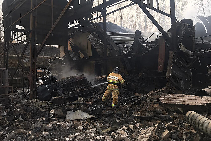 Тушение пожара в одном из цехов завода «Эластик» в поселке Лесное Шиловского района, 22 октября 2021 года