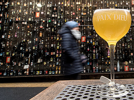 Бельгийский бар установил сигнализацию на бокалы, которые ежедневно воруют туристы