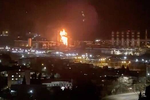 На побережье Черного моря горел нефтяной завод. Его атаковали украинские дроны «Бобер»