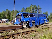 В столкновении автобуса с поездом в Ленобласти погибла женщина 68 лет