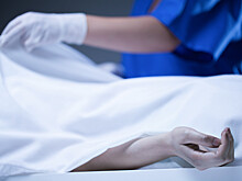 На козырьке подъезда в Тюмени нашли мужчину без признаков жизни