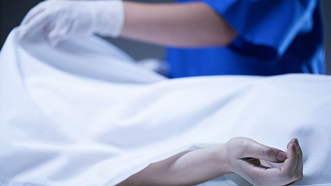 На козырьке подъезда в Тюмени нашли мужчину без признаков жизни