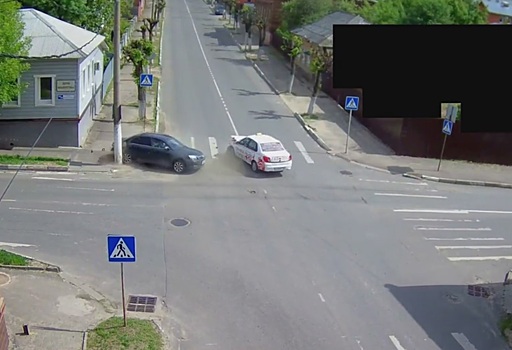 Легковушку отбросило в столб после столкновения с такси в Серпухове