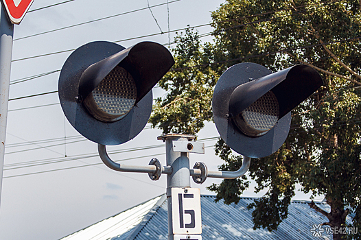 Мужчина погиб при столкновении поезда и грузовика в Кузбассе