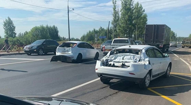 В Ярославле военный &laquo;Урал&raquo; въехал в стоявшие на светофоре машины