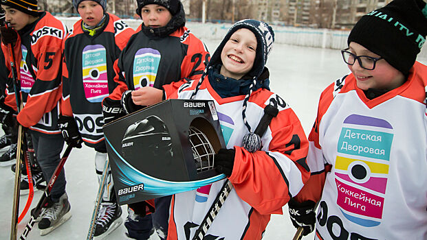 Хоккей возвращается во дворы: мальчишек одной из секций города одели в новую спортивную форму