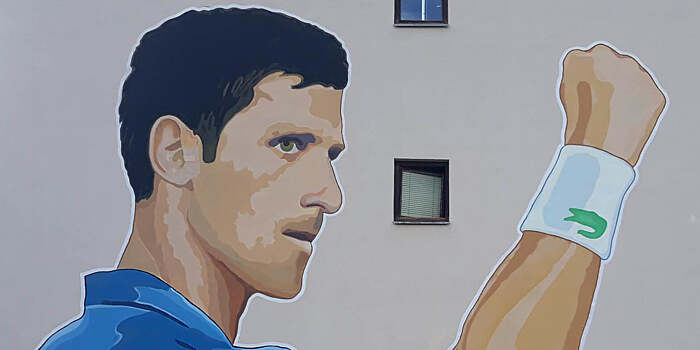 В Боснии и Герцеговине на жилом доме нарисовали 8-метровый портрет Джоковича