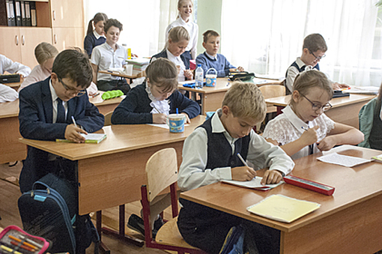 Психолог предостерегла родителей от платы деньгами детям за хорошие оценки