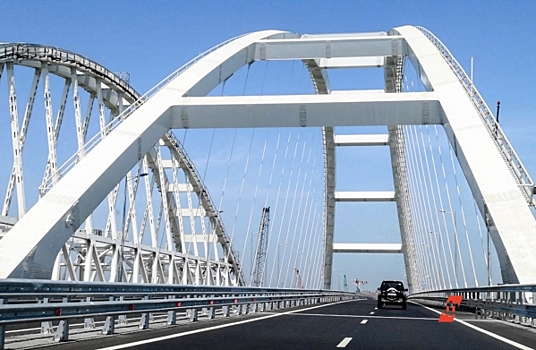 Автомобилисты застряли в пробке перед Крымским мостом