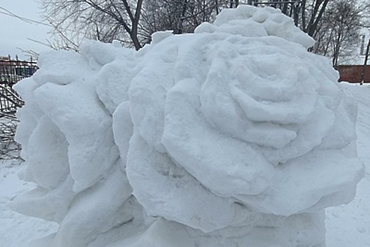 Женщины в Орехово‑Зуеве отпраздновали 8 марта созданием арт‑объектов из снега