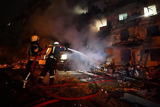 Обломки сбитой ракеты упали на десятиэтажку в Киеве – названо число пострадавших