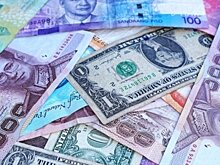 ​​Средневзвешенный курс доллара на 11:30 мск снизился до 63,98 рубля