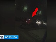 Воронежцы сняли на видео, как «скорая» еле добиралась на вызов через заснеженную дорогу