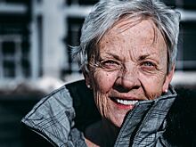 Исследование: старение не обязательно делает людей счастливее