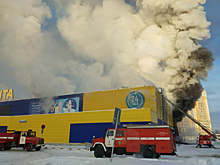 Огонь охватил торговый центр «Лента» в Томске
