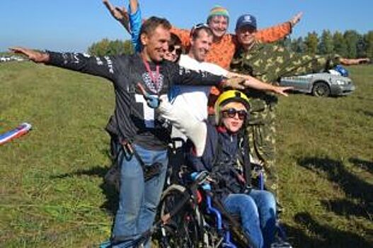 В Новосибирске девушки на инвалидных колясках покорят небо на параплане
