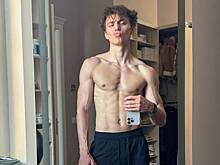 Популярный блогер Влад Бумага похвастался мускулами на фото с голым торсом