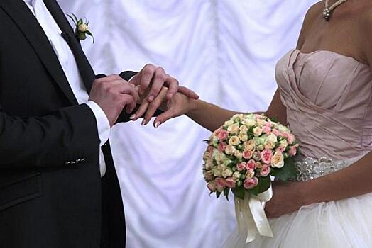 Почему россияне стали реже вступать в законный брак