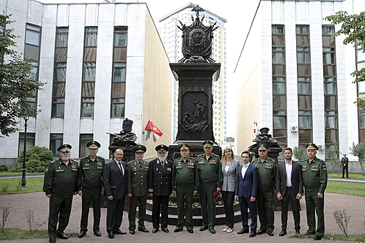 Сотрудники и гости Военной академии Генштаба возложили цветы к воссозданному памятнику ее выпускникам