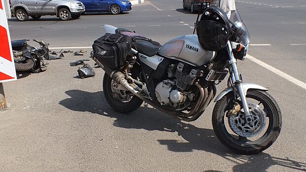 В Володарском районе мотоциклист получил тяжелые травмы при столкновении с «Фольксвагеном»