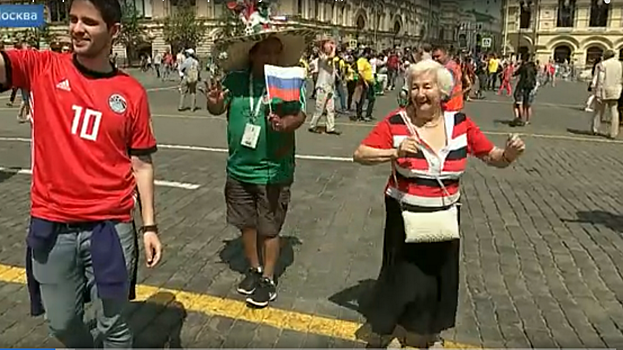 87-летняя пенсионерка из Вологды сразилась в танцевальном баттле с футбольным болельщиком из Мексики